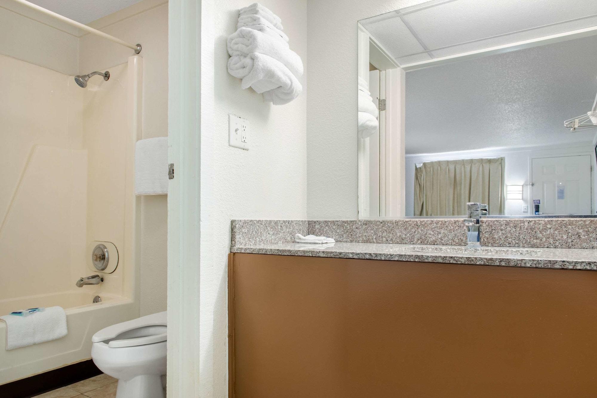 Rodeway Inn Шарънвил Екстериор снимка