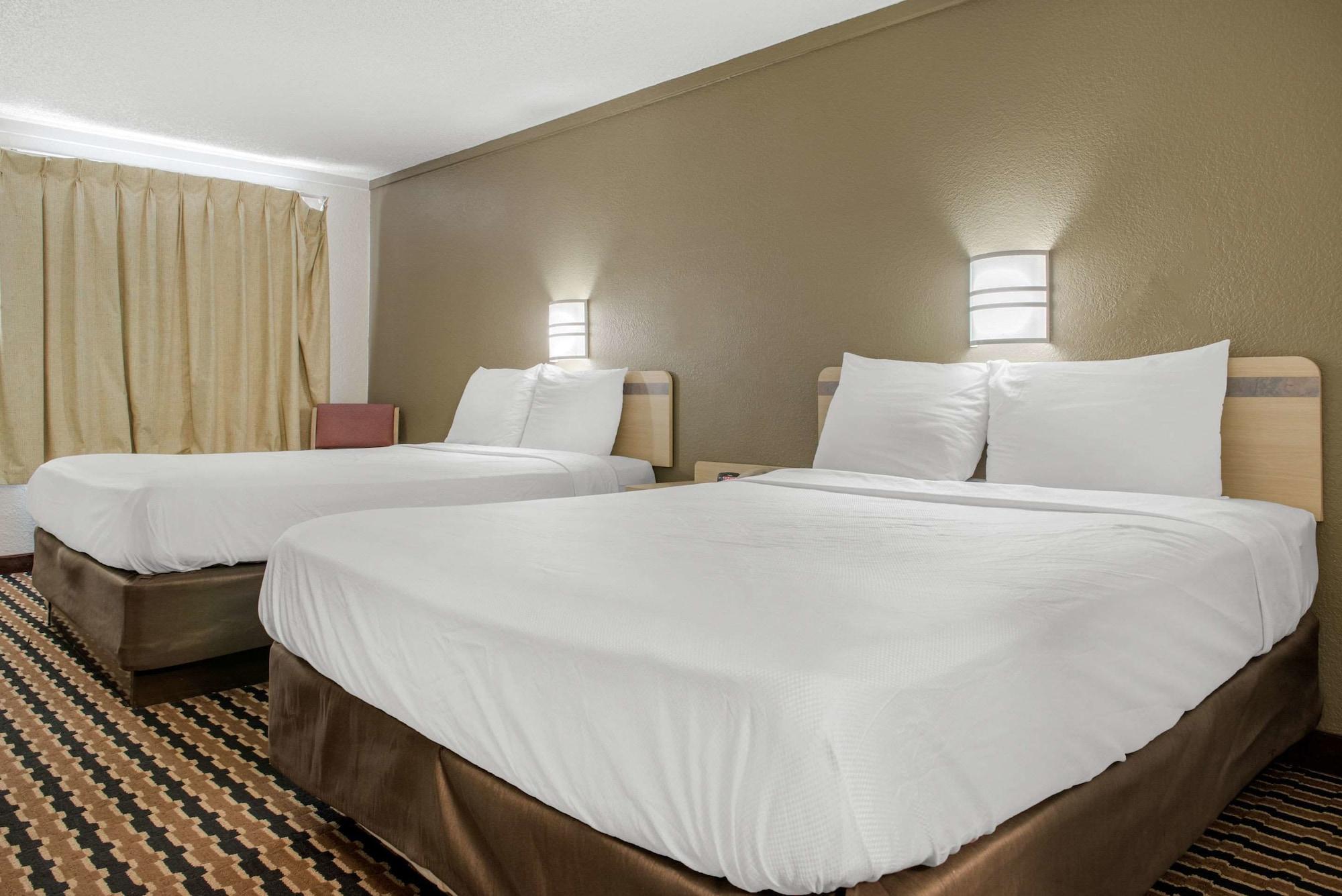 Rodeway Inn Шарънвил Екстериор снимка