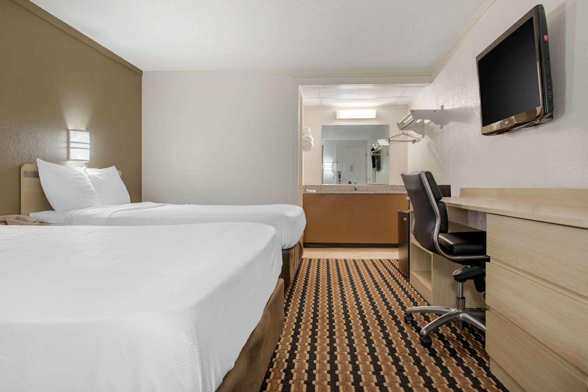 Rodeway Inn Шарънвил Екстериор снимка