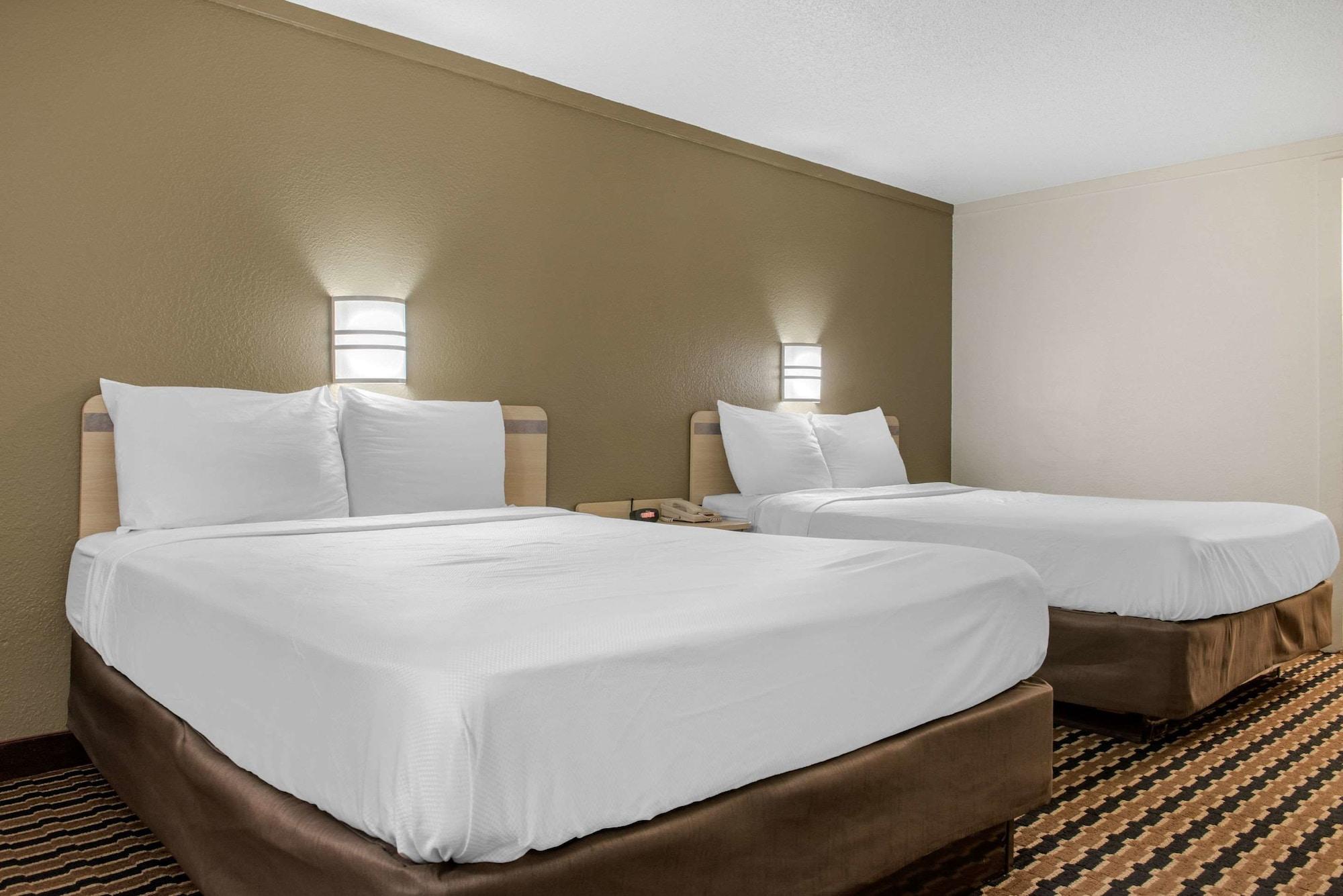 Rodeway Inn Шарънвил Екстериор снимка
