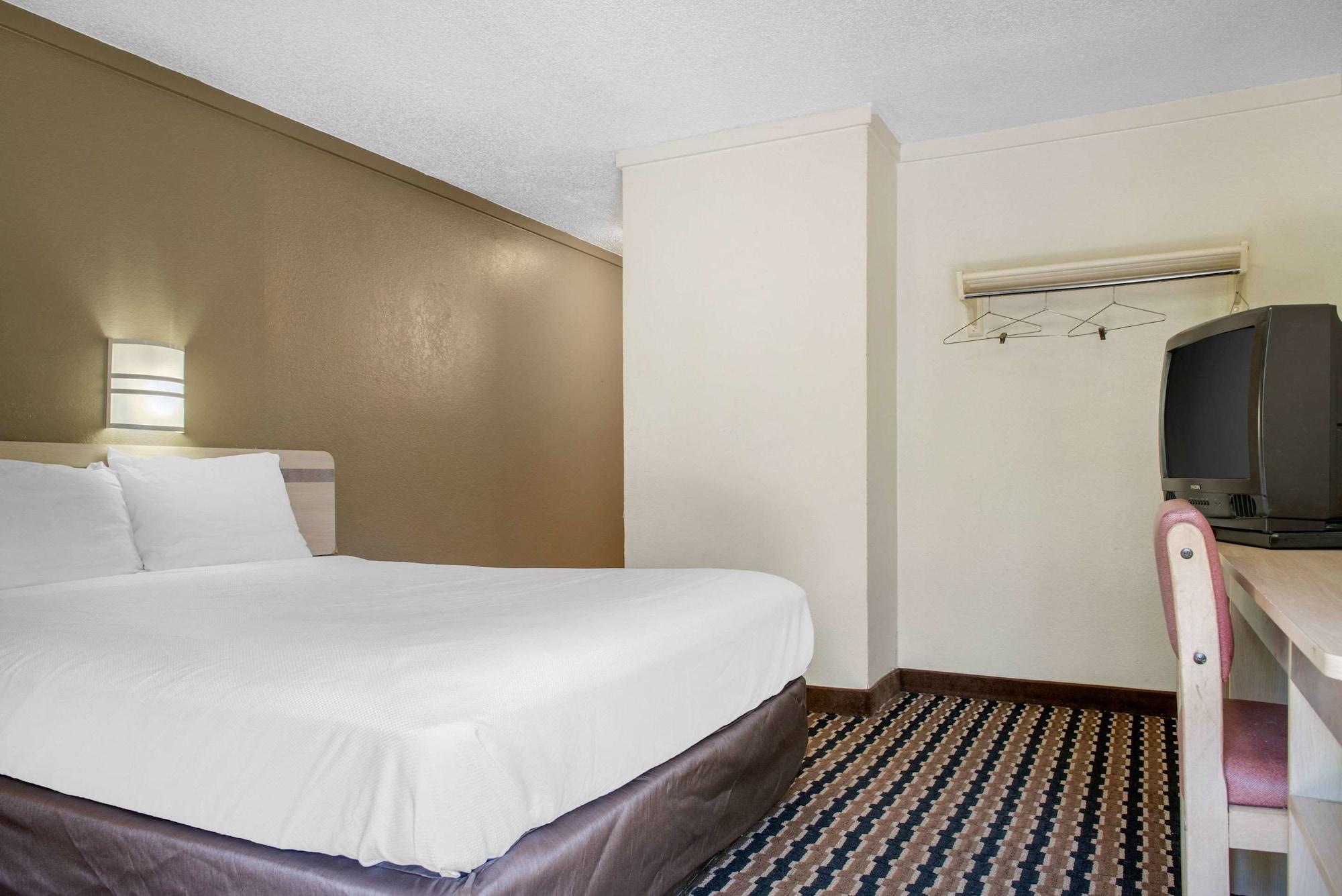 Rodeway Inn Шарънвил Екстериор снимка