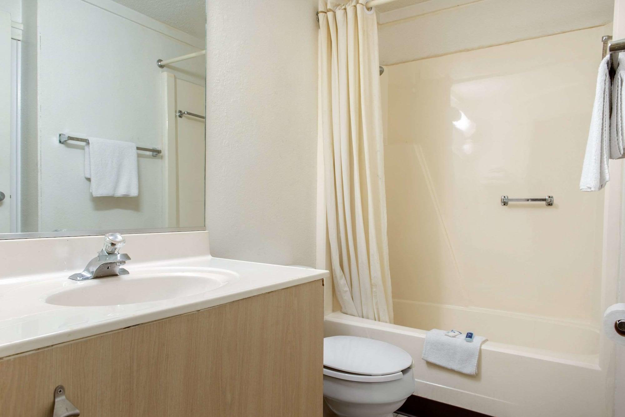 Rodeway Inn Шарънвил Екстериор снимка