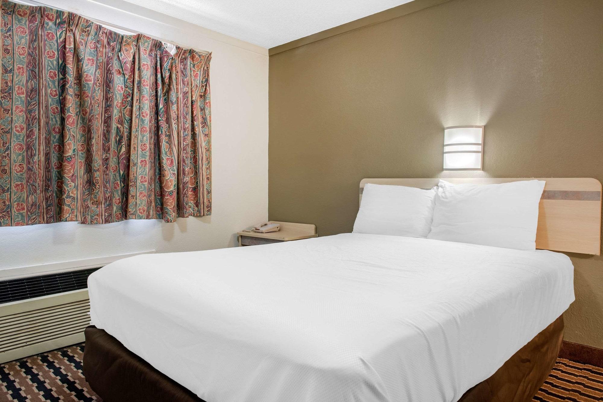 Rodeway Inn Шарънвил Екстериор снимка
