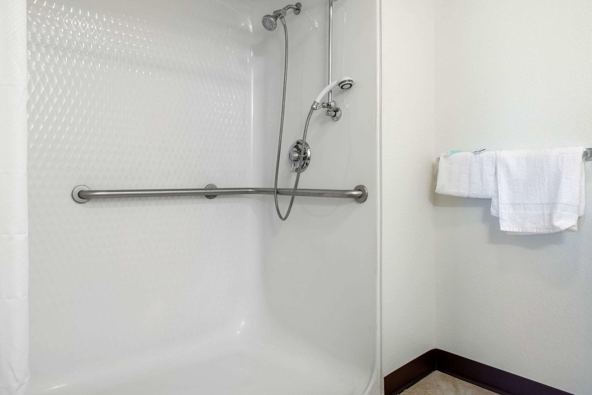 Rodeway Inn Шарънвил Екстериор снимка