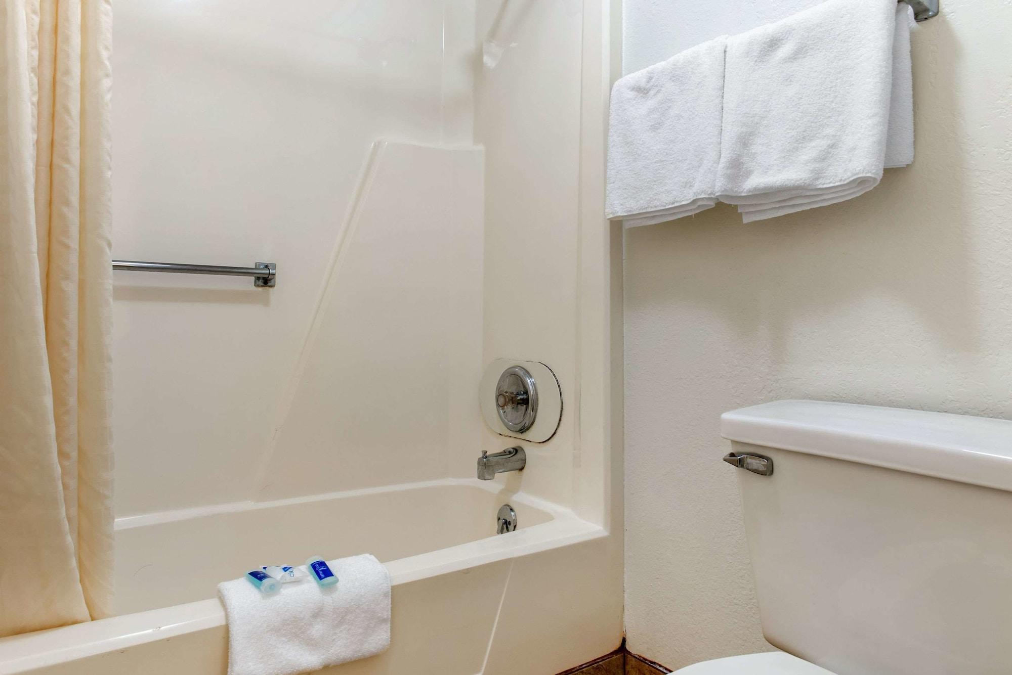Rodeway Inn Шарънвил Екстериор снимка