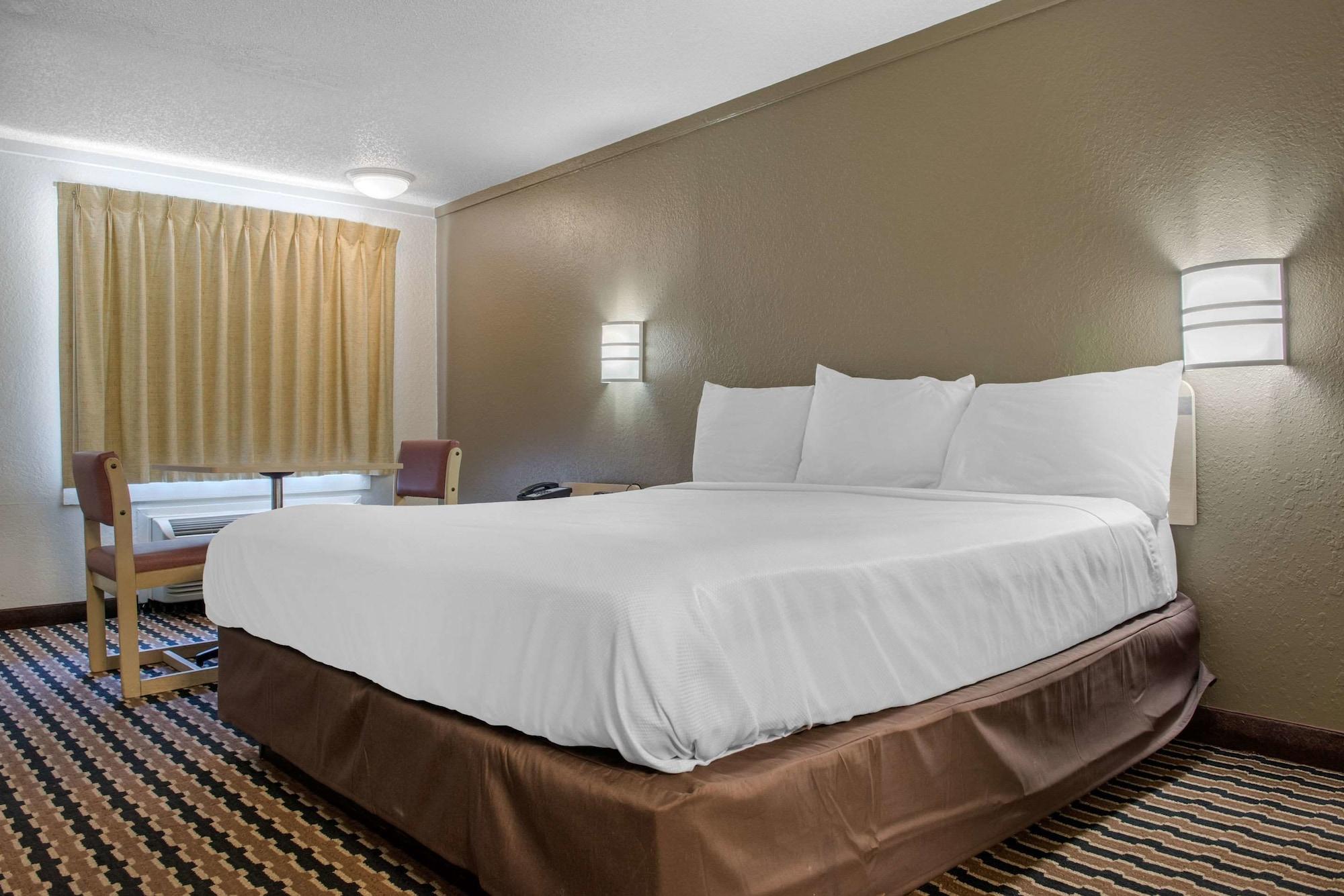 Rodeway Inn Шарънвил Екстериор снимка