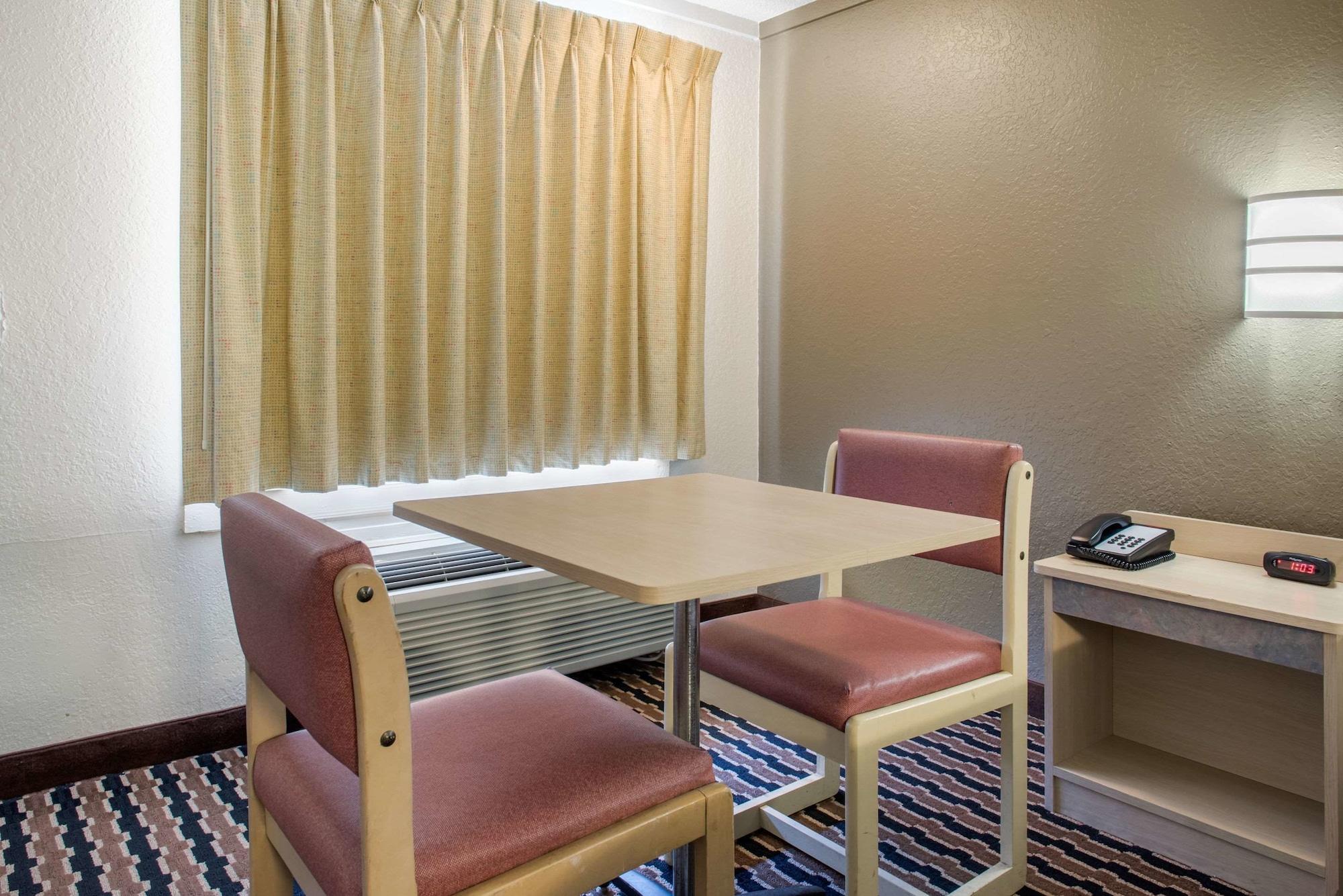 Rodeway Inn Шарънвил Екстериор снимка