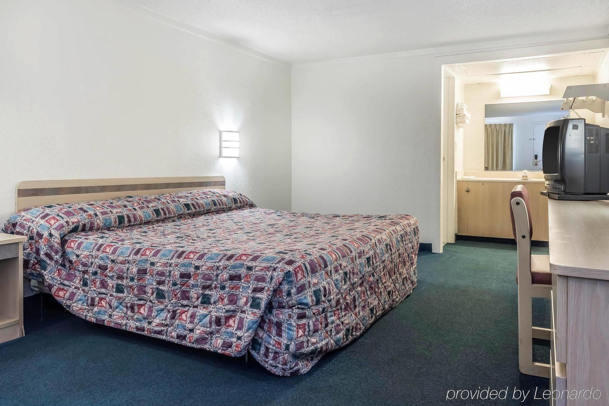 Rodeway Inn Шарънвил Екстериор снимка