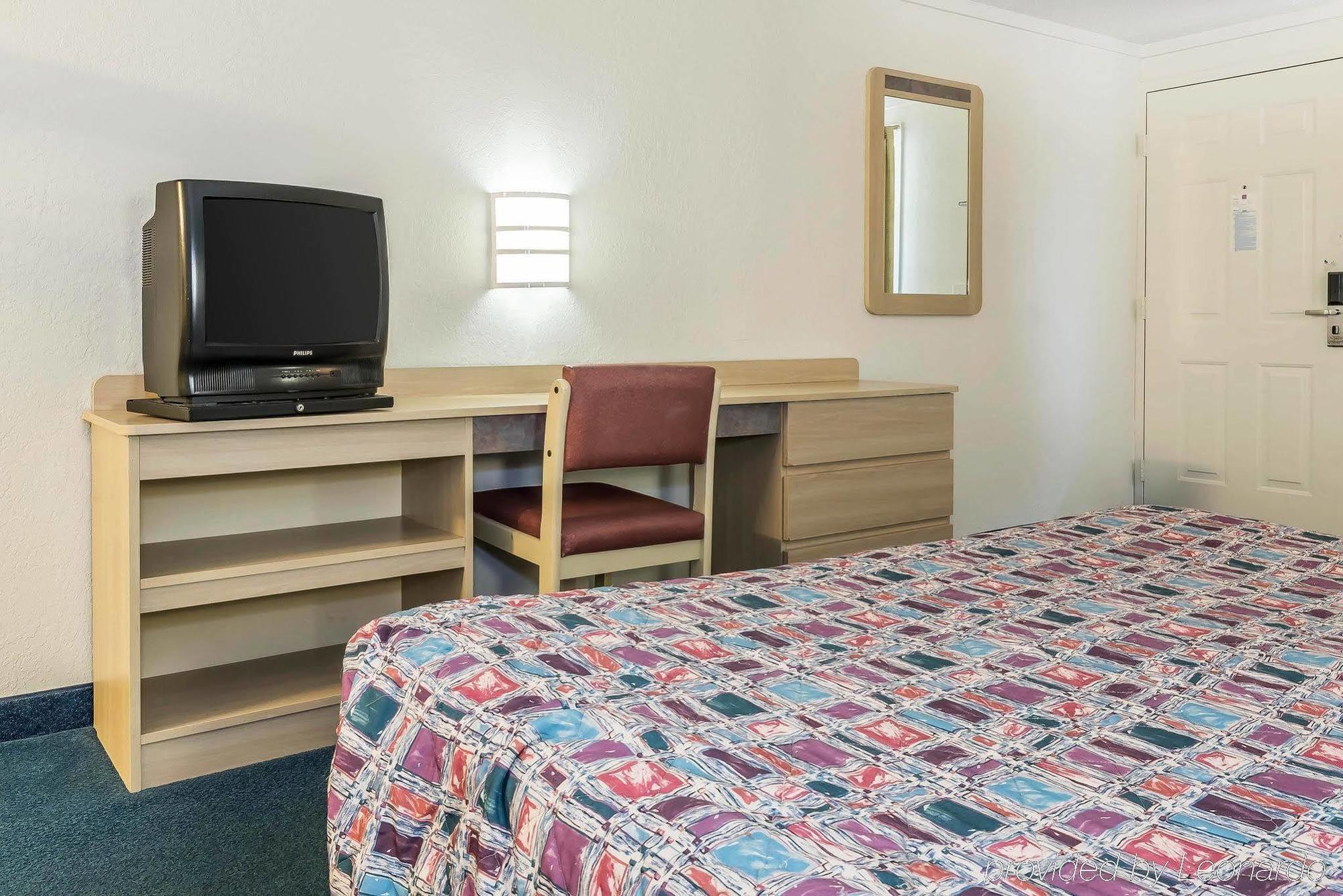 Rodeway Inn Шарънвил Екстериор снимка