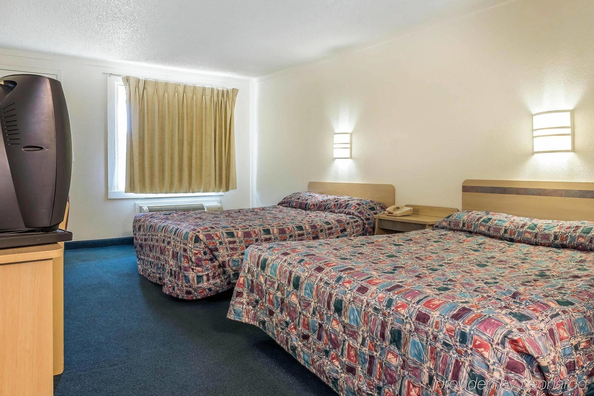 Rodeway Inn Шарънвил Екстериор снимка