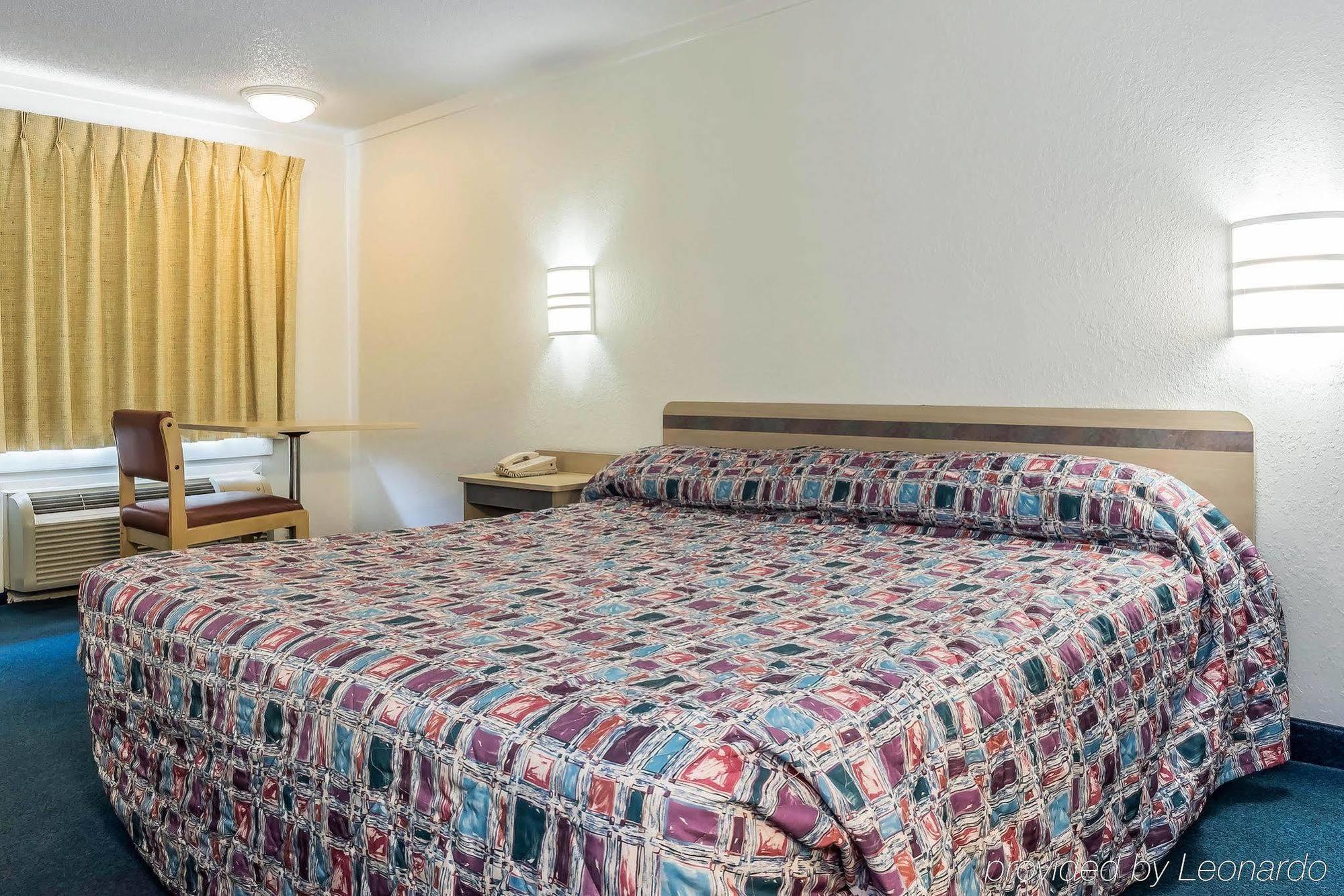 Rodeway Inn Шарънвил Екстериор снимка