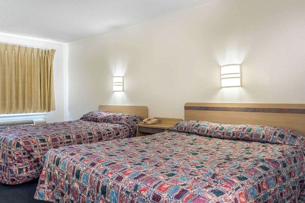 Rodeway Inn Шарънвил Стая снимка