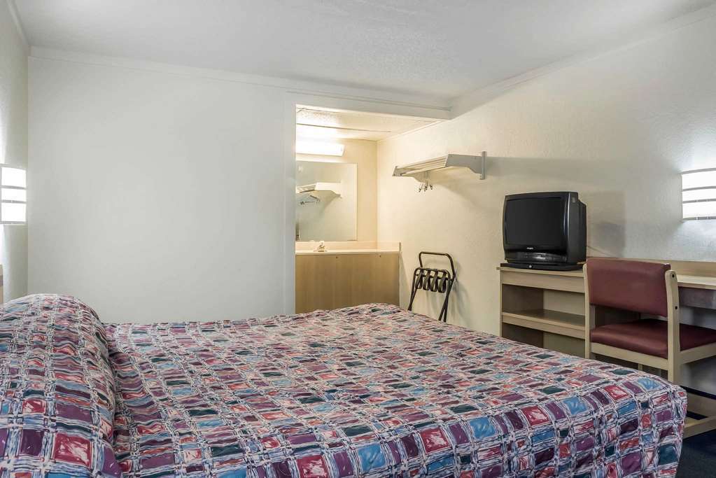 Rodeway Inn Шарънвил Стая снимка