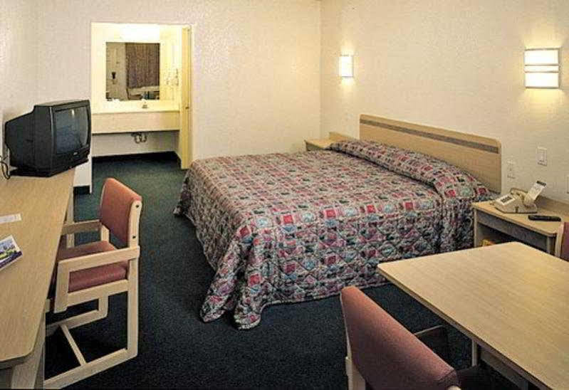 Rodeway Inn Шарънвил Екстериор снимка