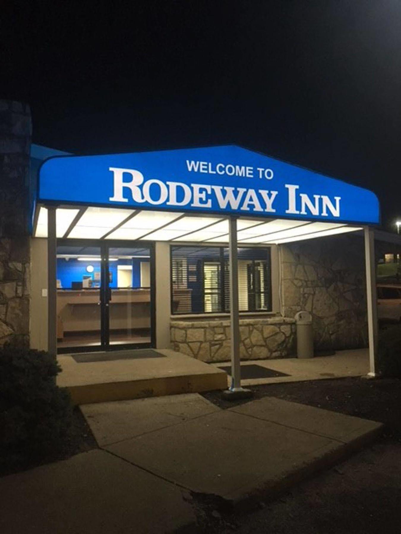 Rodeway Inn Шарънвил Екстериор снимка