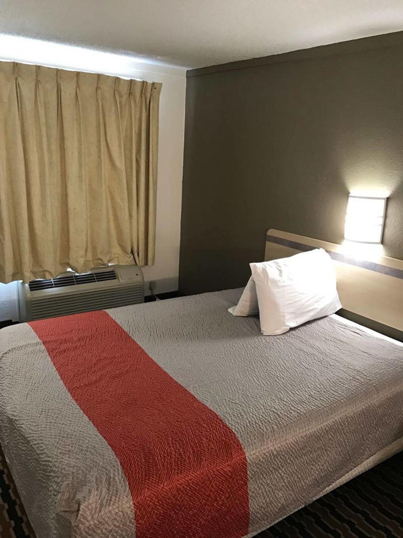 Rodeway Inn Шарънвил Екстериор снимка