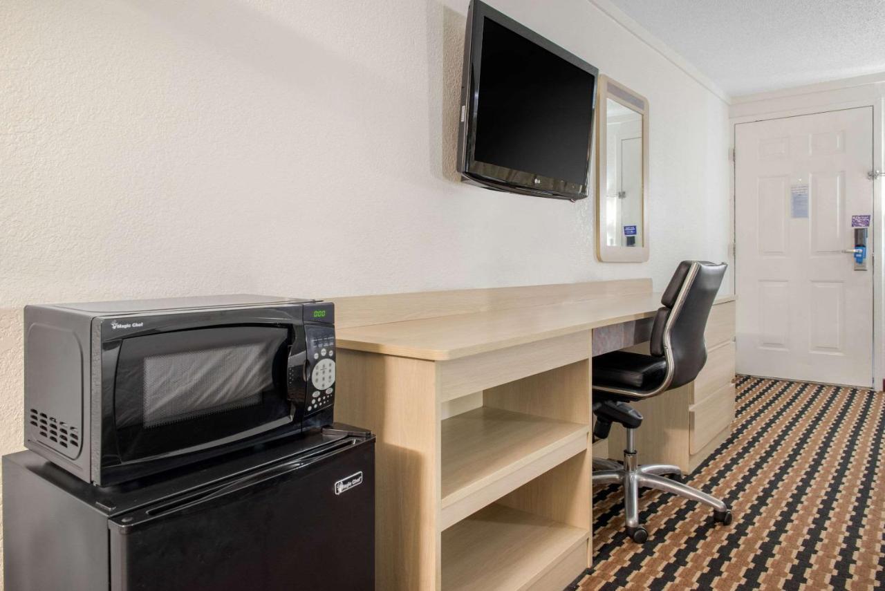 Rodeway Inn Шарънвил Екстериор снимка