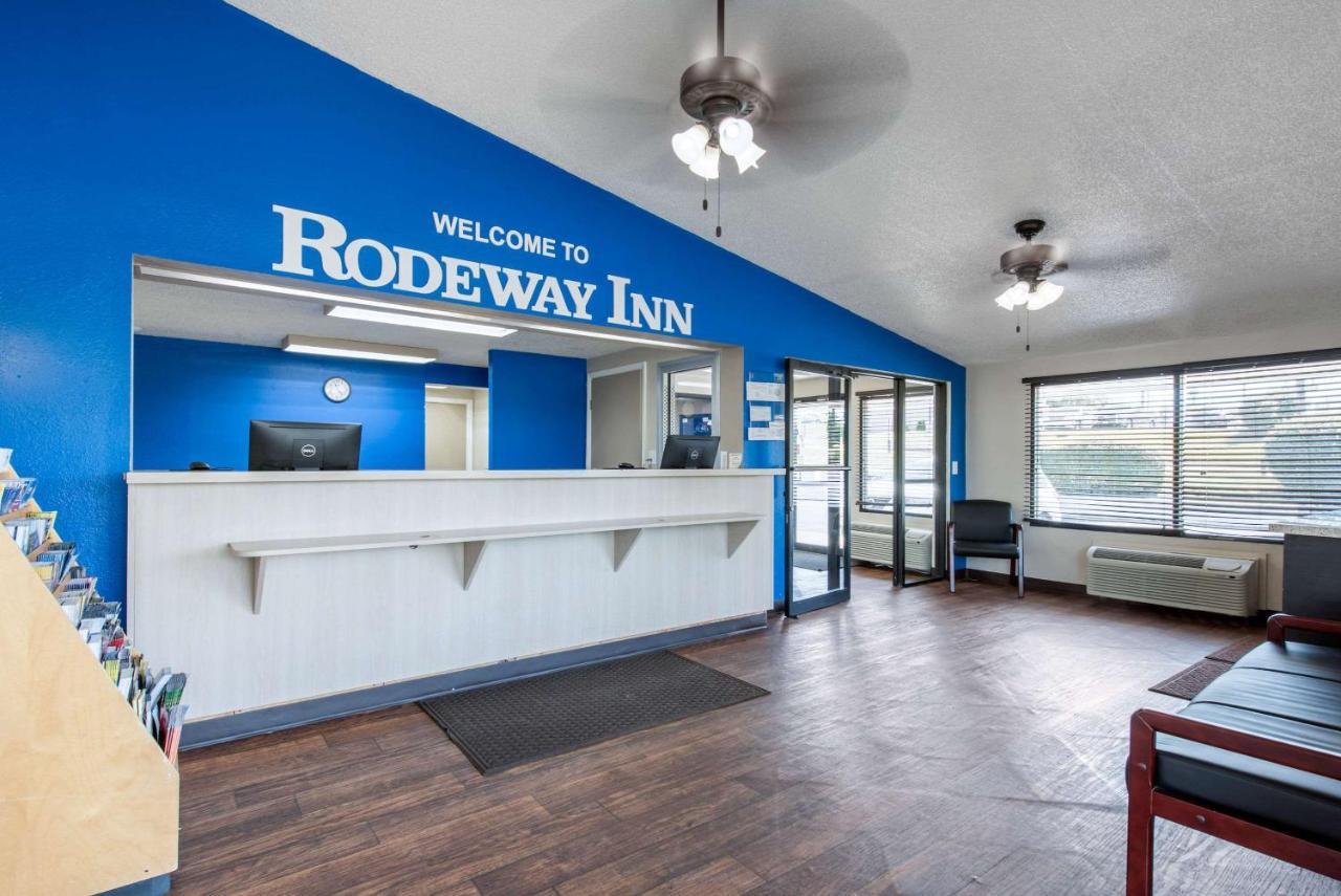 Rodeway Inn Шарънвил Екстериор снимка