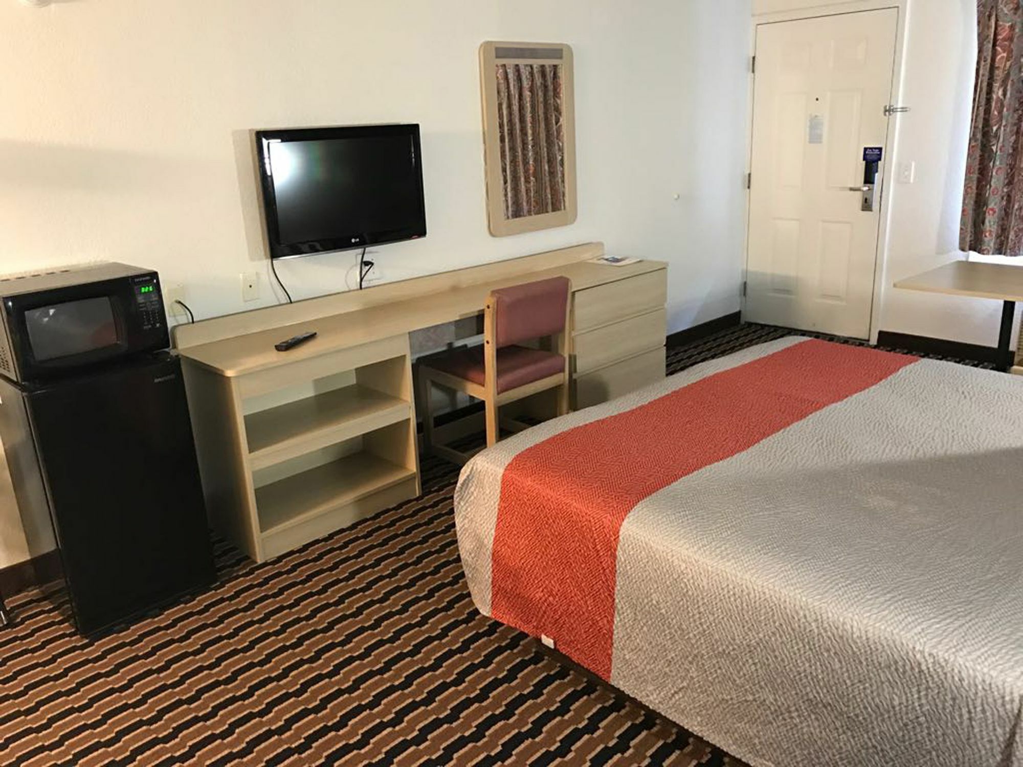 Rodeway Inn Шарънвил Екстериор снимка