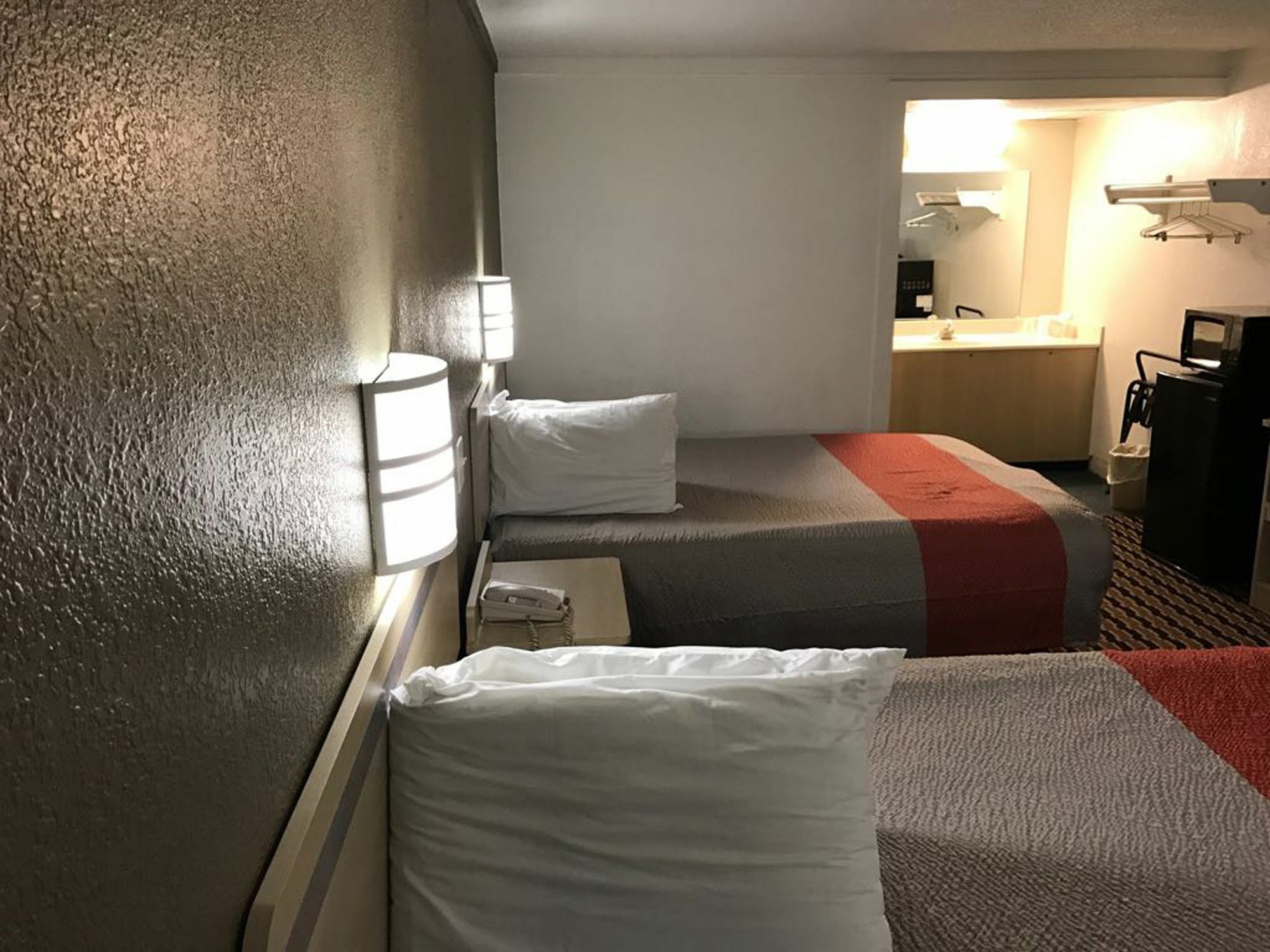 Rodeway Inn Шарънвил Екстериор снимка