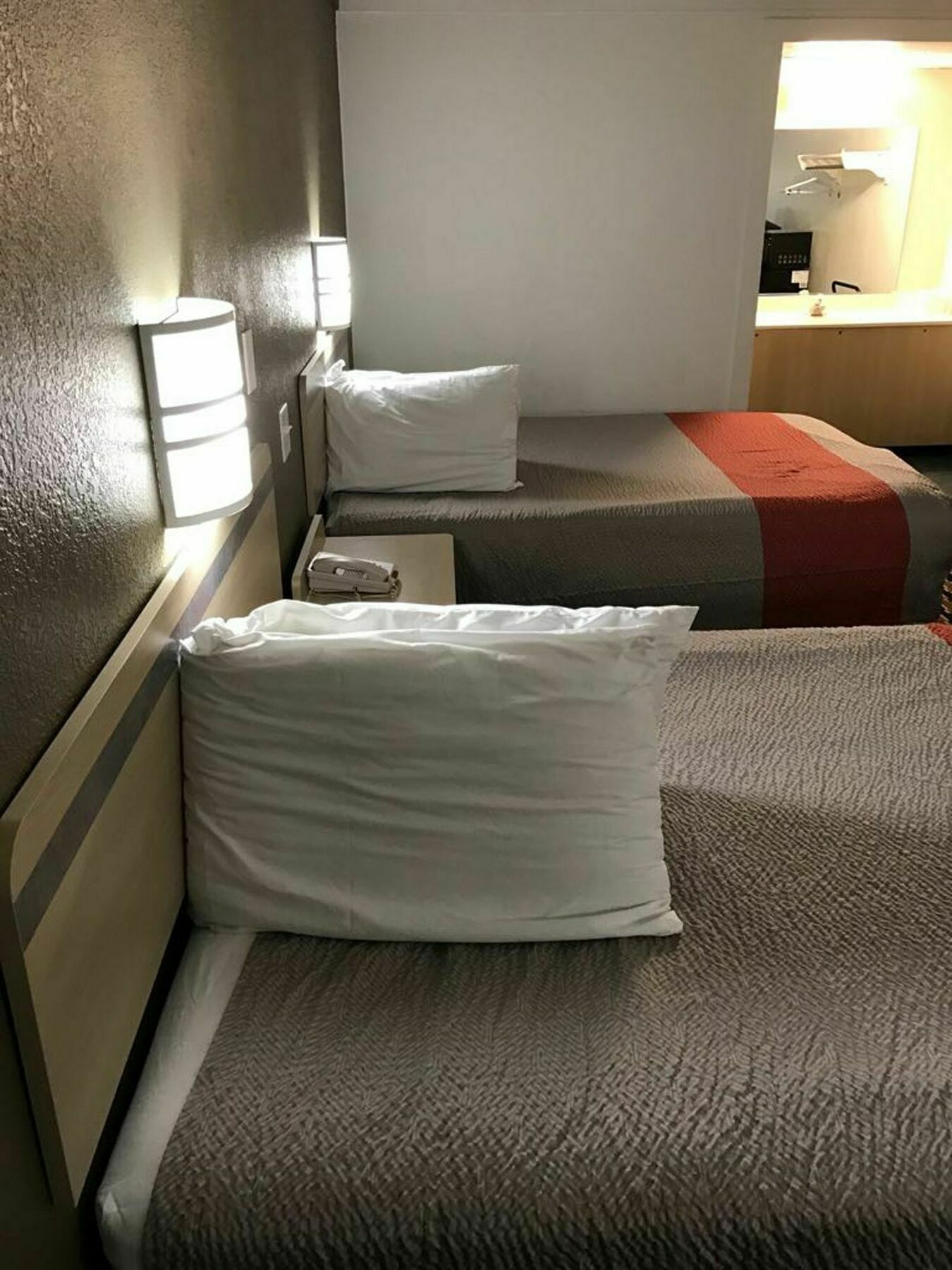 Rodeway Inn Шарънвил Екстериор снимка