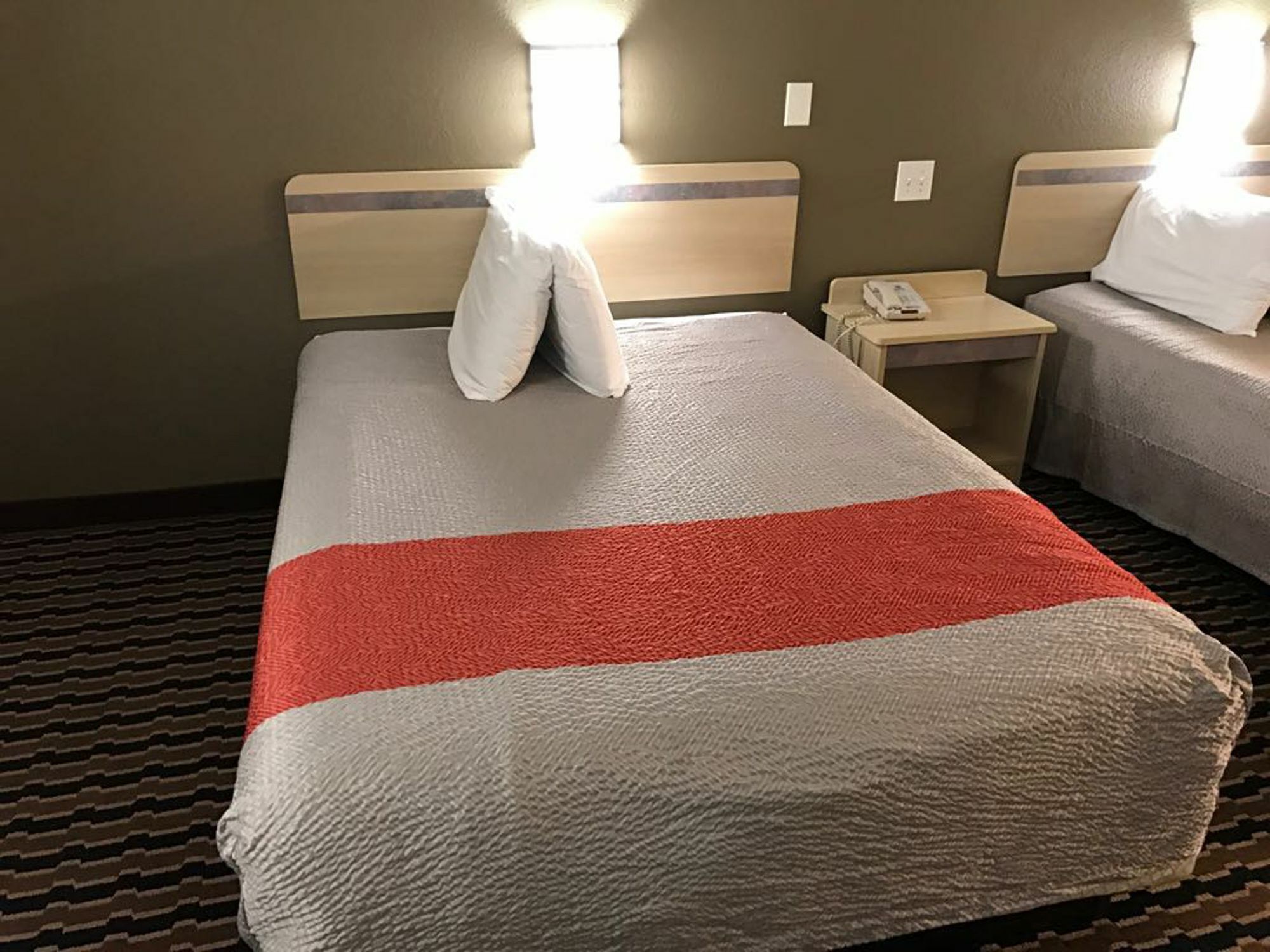 Rodeway Inn Шарънвил Екстериор снимка