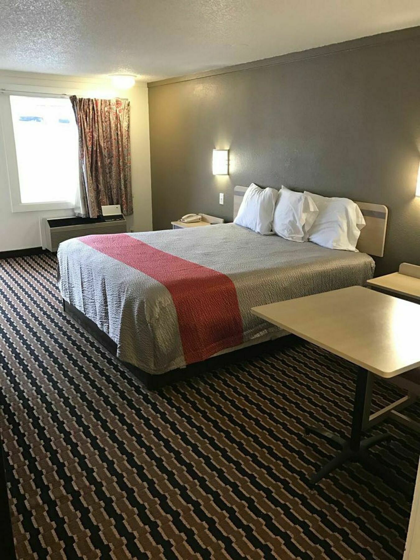 Rodeway Inn Шарънвил Екстериор снимка