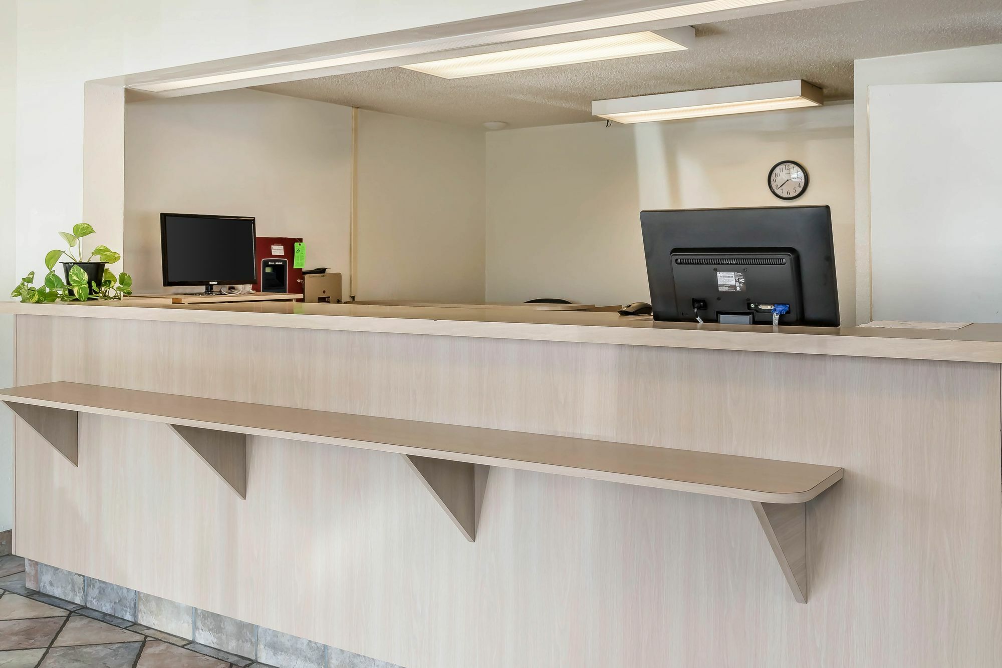 Rodeway Inn Шарънвил Екстериор снимка
