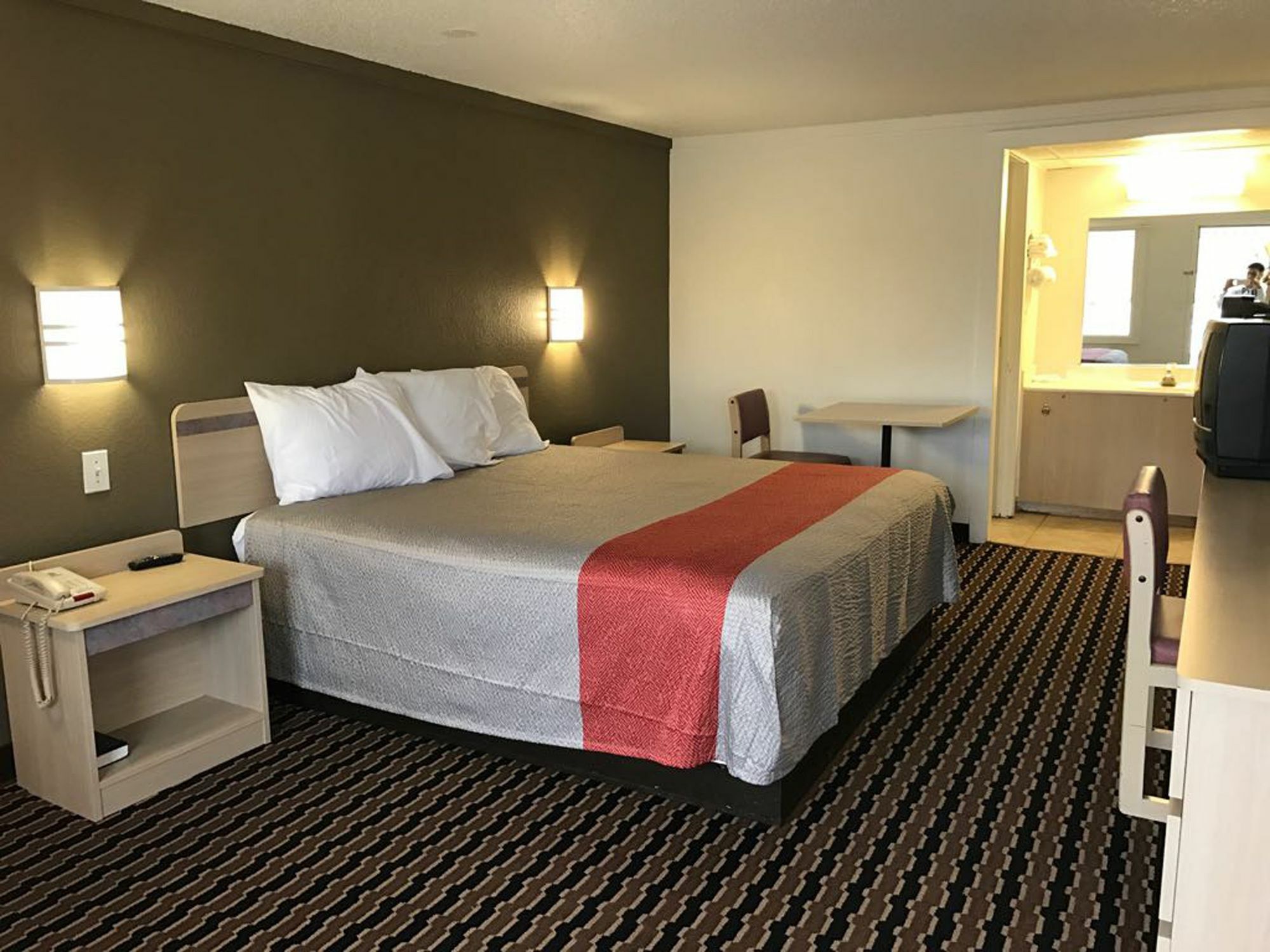 Rodeway Inn Шарънвил Екстериор снимка