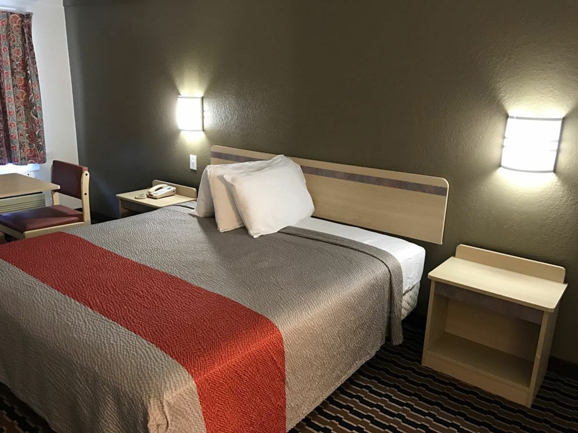 Rodeway Inn Шарънвил Екстериор снимка